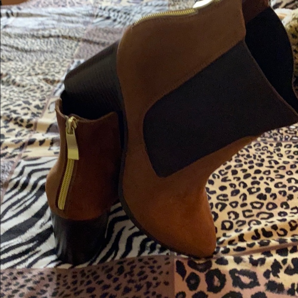 🌻🌺Fiona low suede booties brand new
